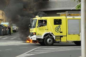 Arde un coche en la calle Poeta Pablo Neruda de Los Llanos de Telde/Eugenio Artiles y TA.
